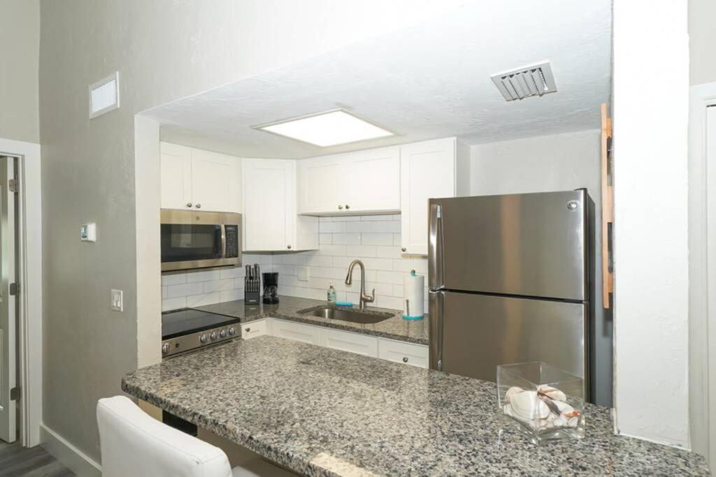 Siesta Key Village-Suite #3: A Block To The Beach! Sarasota Exterior photo